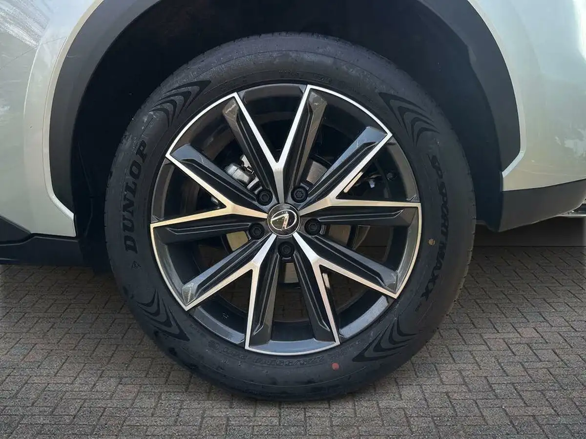 2024-lexus-lbx-15-premium-plus-big-8