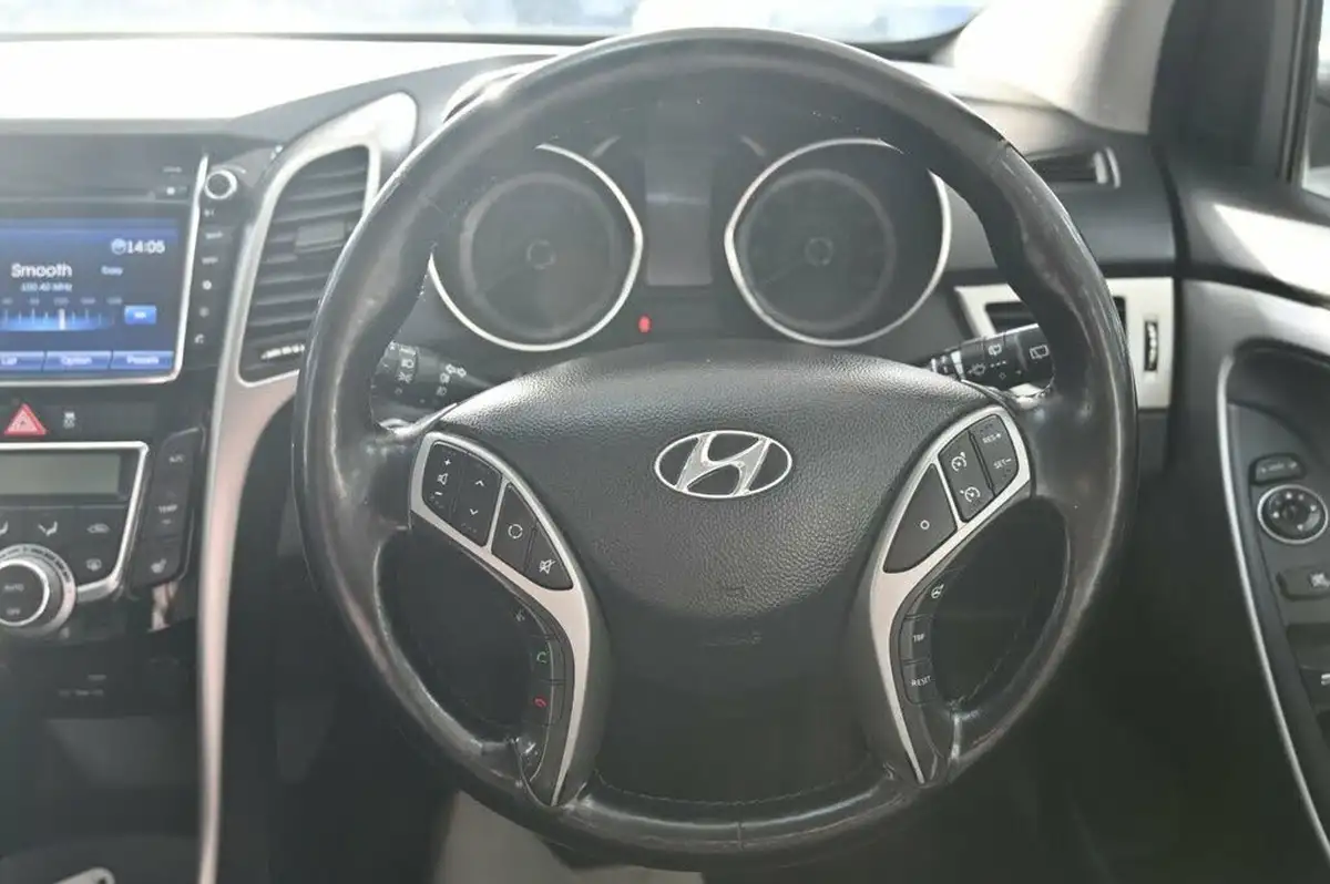 2015-hyundai-i30-16crdi-premium-136ps-blue-drive-hatchback-big-12