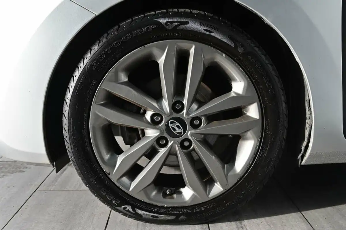2015-hyundai-i30-16crdi-premium-136ps-blue-drive-hatchback-big-33