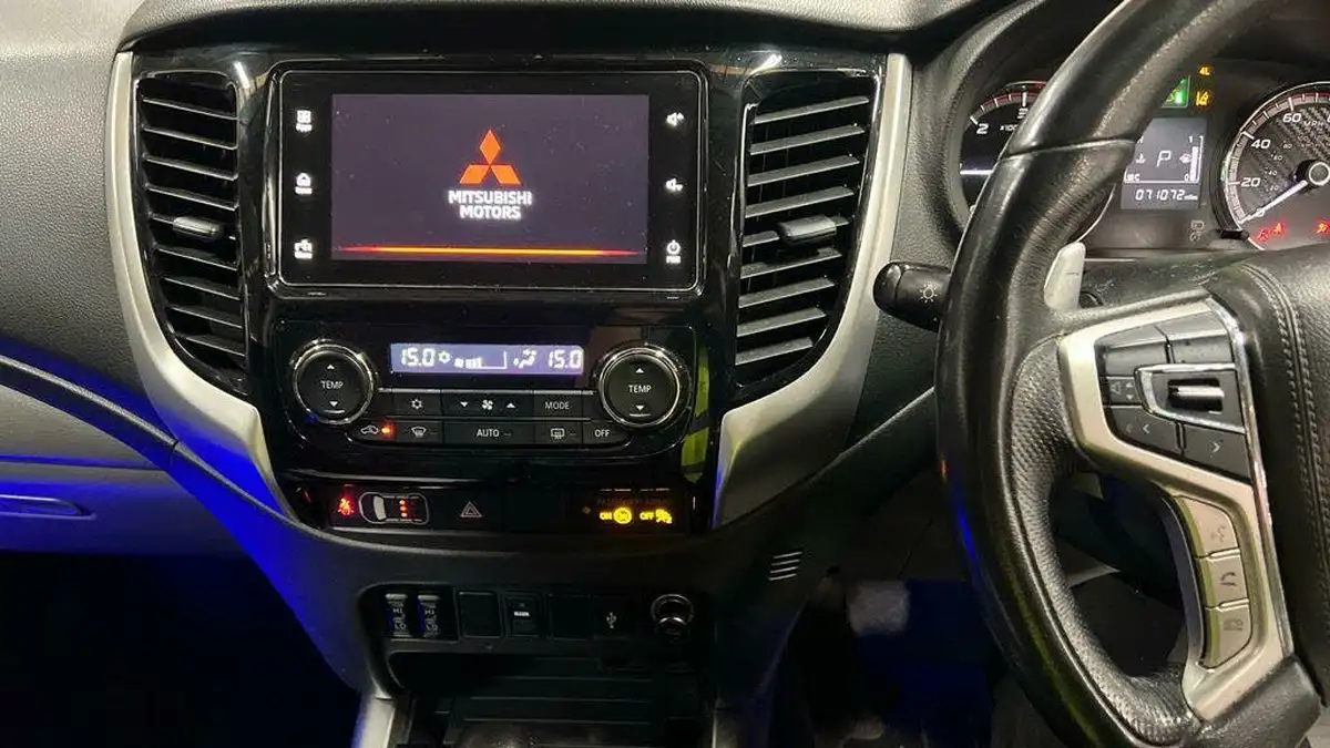2019-mitsubishi-l200-24di-d-barbarian-black-hardtop-auto-big-8