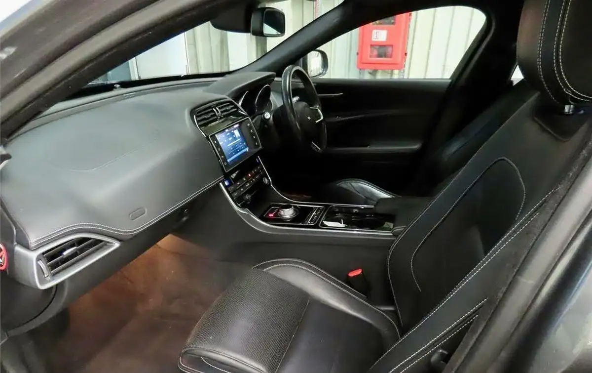 2016-jaguar-xe-20d-r-sport-163ps-auto-big-6