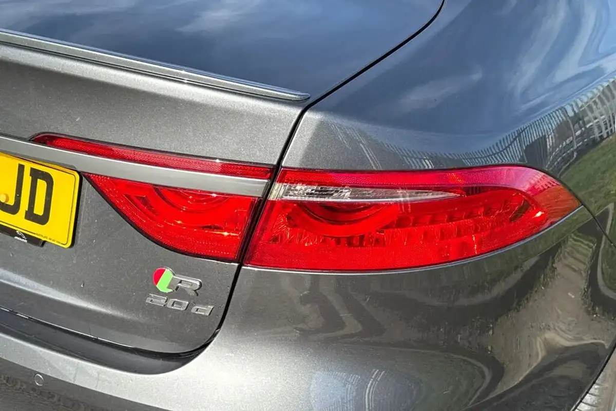 2018-jaguar-xf-20td-r-sport-180ps-saloon-4d-1999cc-auto-big-24