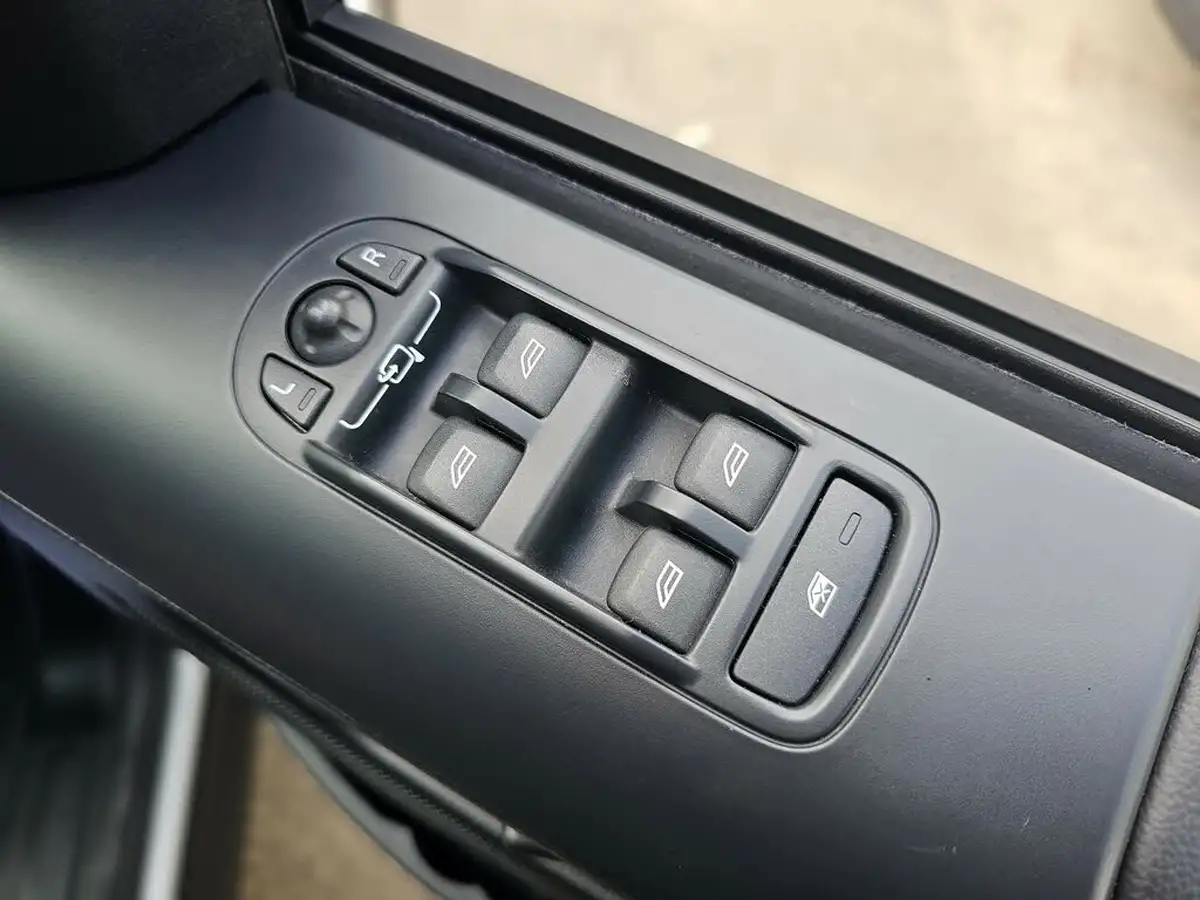 2012-land-rover-freelander-2-big-13