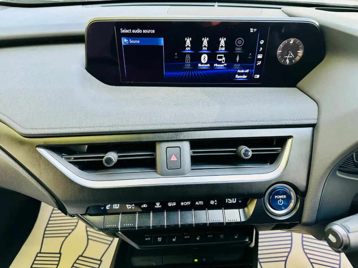 2021-lexus-ux-250h-20-takumi-big-9