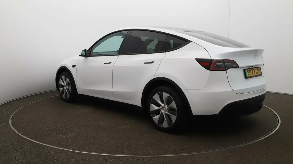 2023-tesla-model-y-e-long-range-big-5
