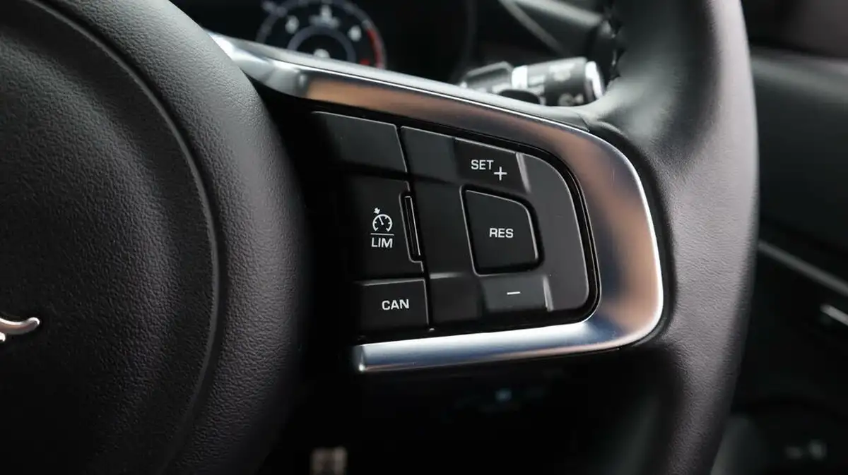 2019-jaguar-e-pace-20-i4d-r-dynamic-s-150ps-awd-auto-big-25