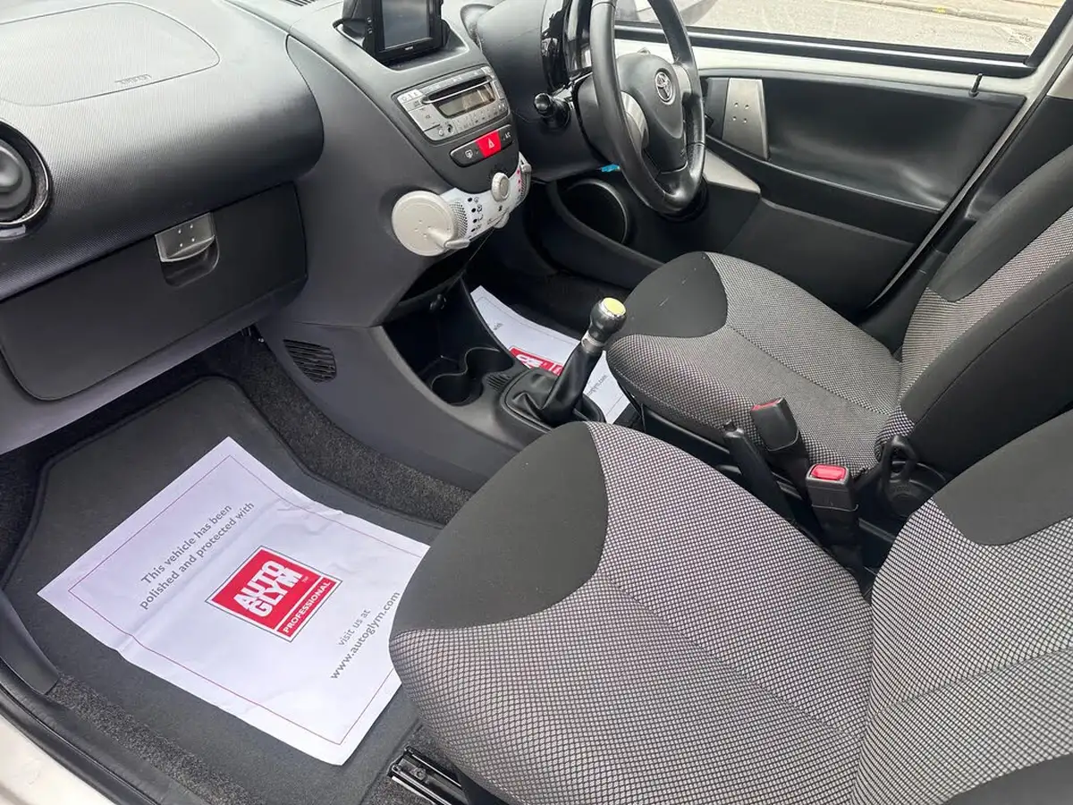 2014-toyota-aygo-10-move-5d-big-6