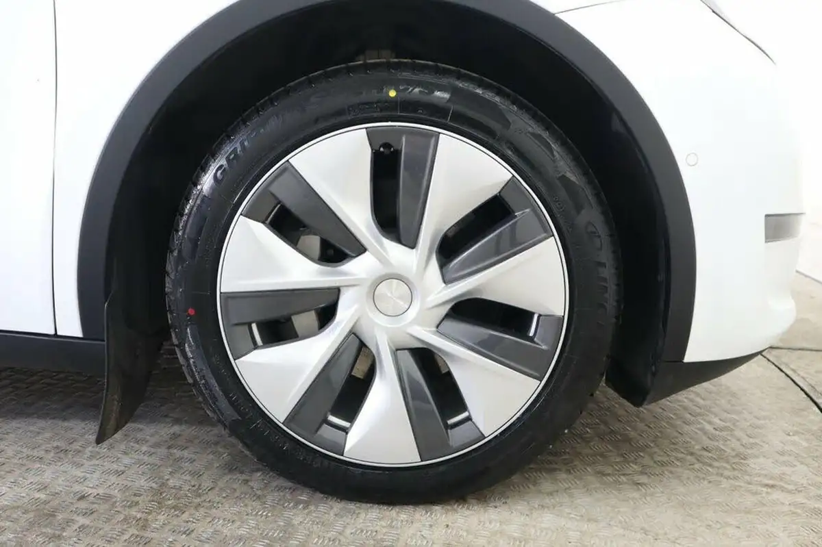2022-tesla-model-y-e-long-range-big-18