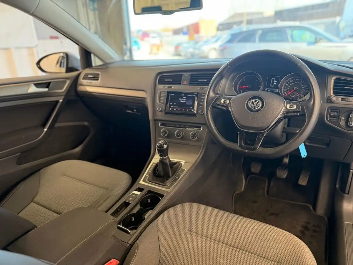 2013-volkswagen-golf-20tdi-se-ss-hatchback-5d-big-17
