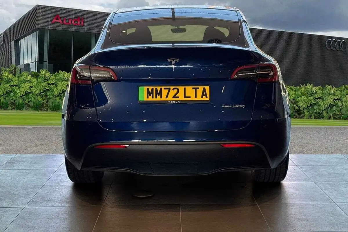 2022-tesla-model-y-e-long-range-big-6