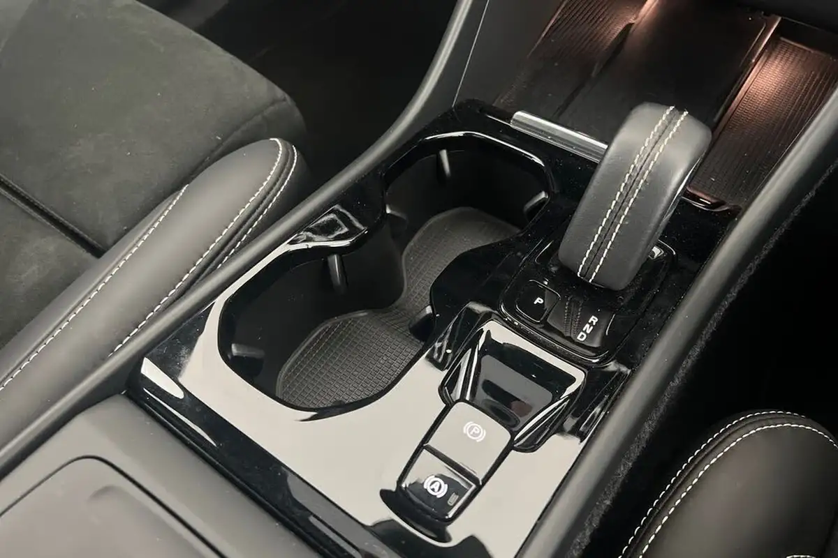 2022-volvo-xc40-15-t3-r-design-auto-big-12