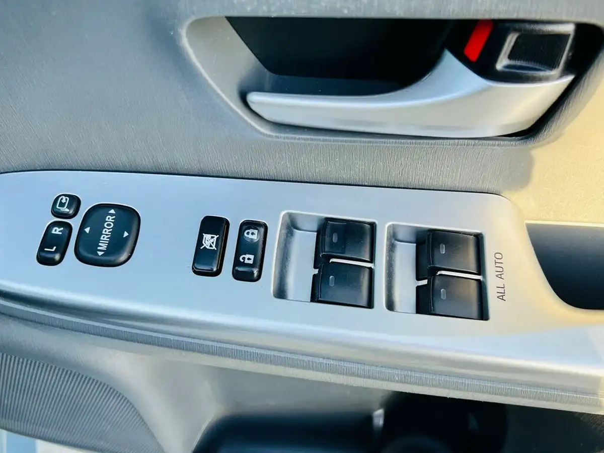 2012-toyota-prius-big-17