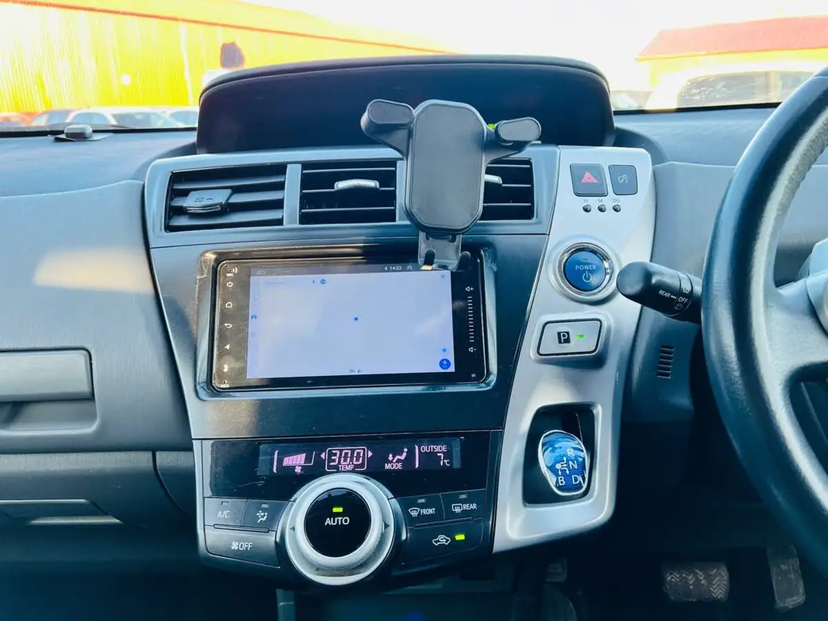 2012-toyota-prius-big-21