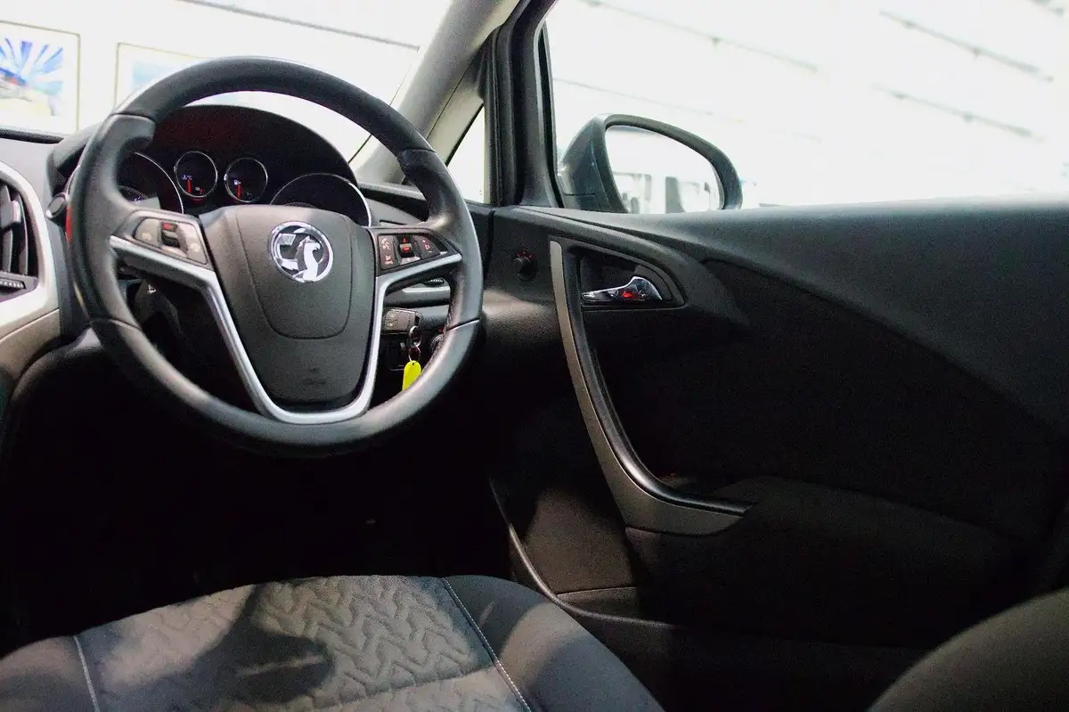 2013-vauxhall-astra-14-energy-big-23