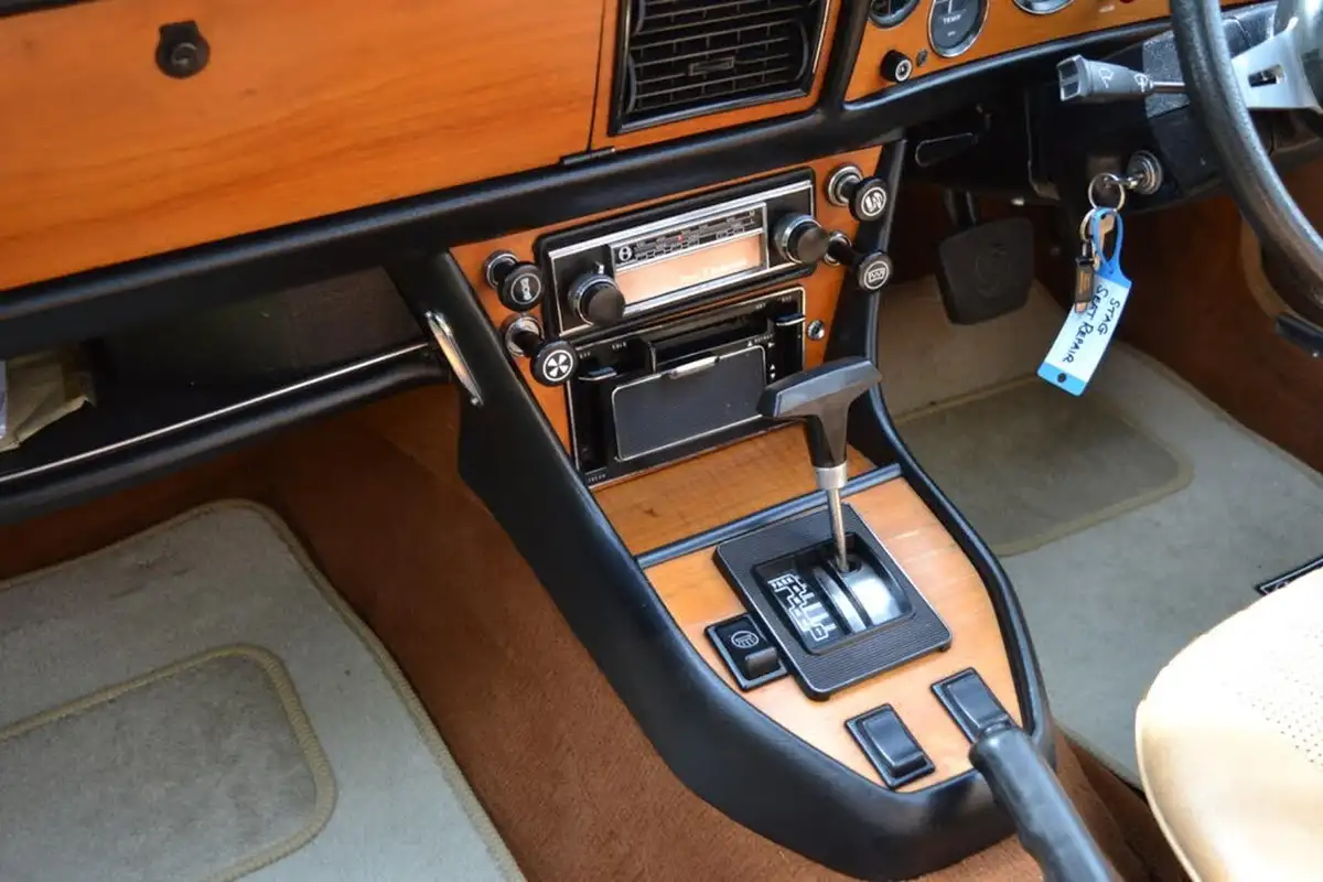 1975-triumph-stag-30-auto-big-52