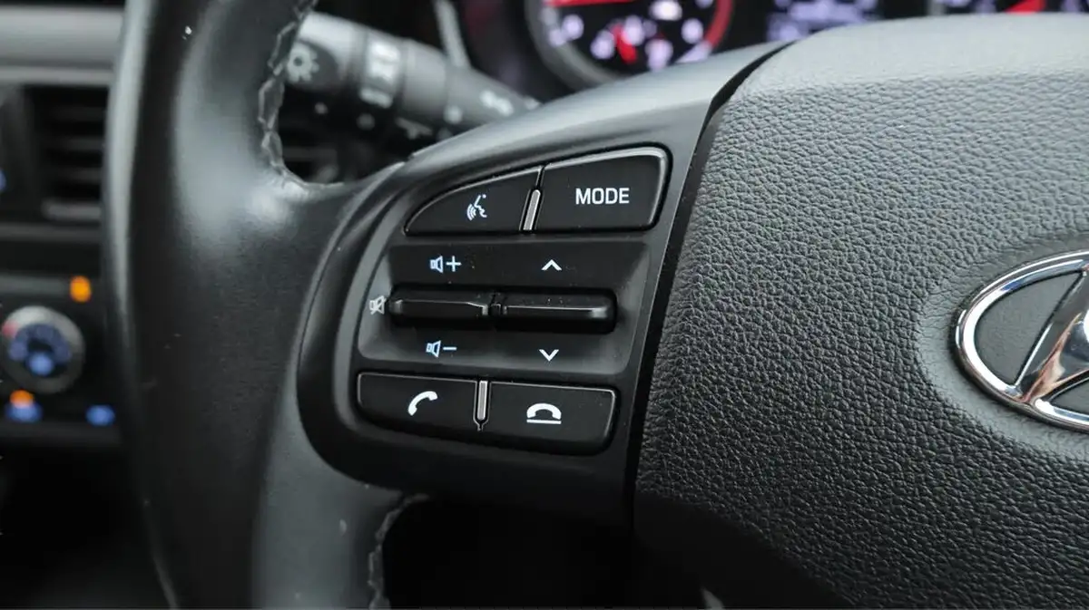 2022-hyundai-i10-10-se-connect-auto-big-23