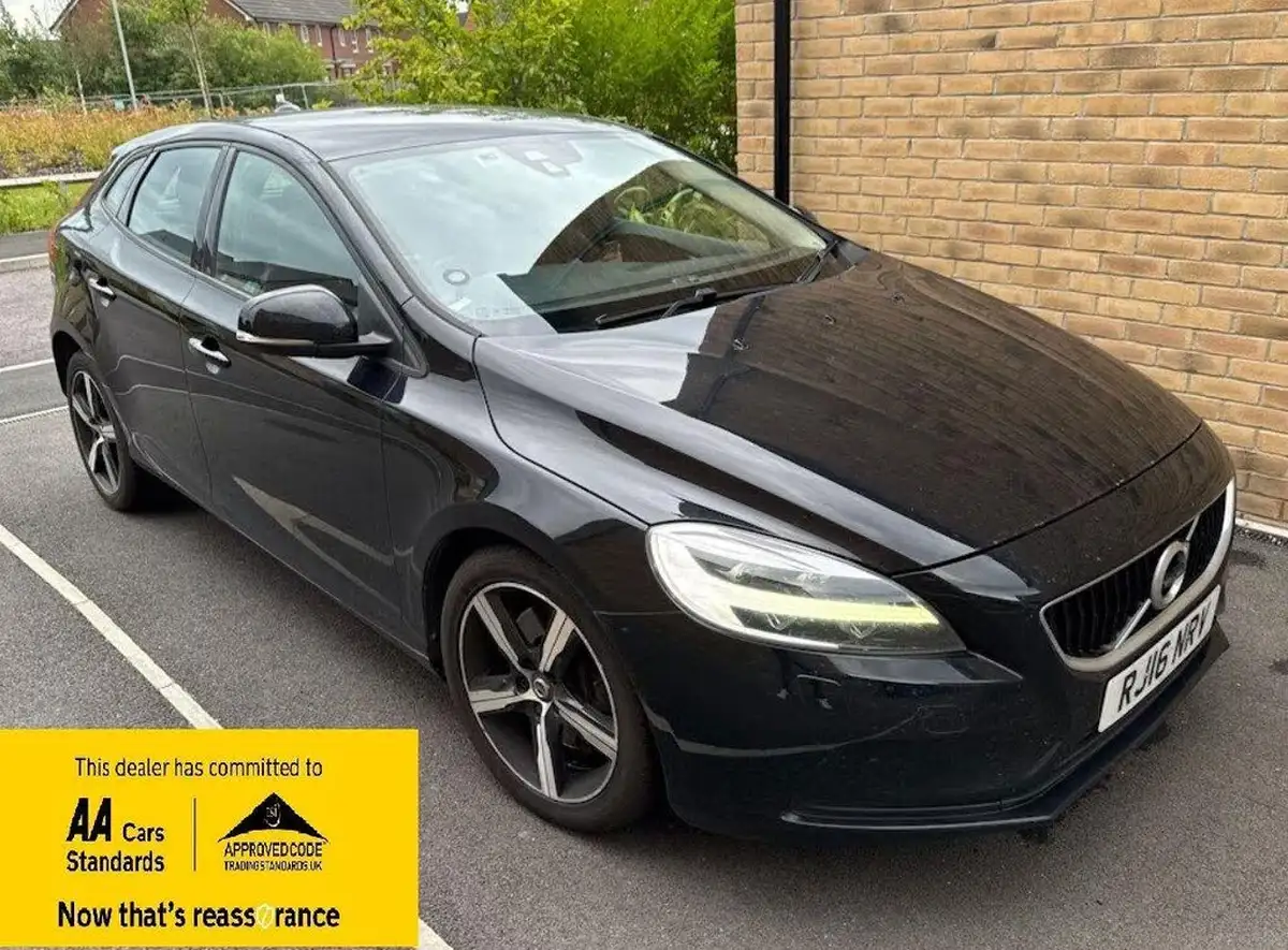 2016-volvo-v40-15-t2-momentum-big-0