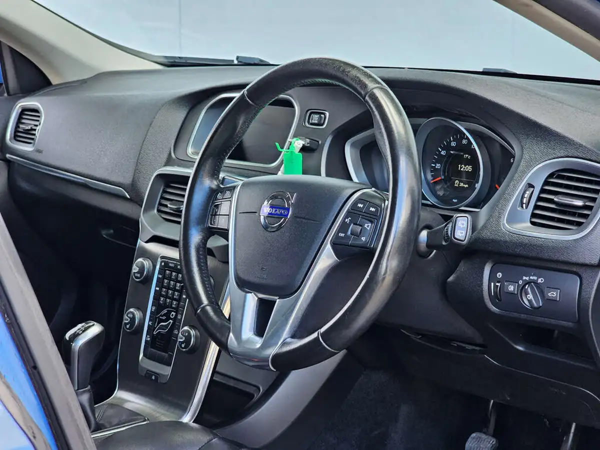2016-volvo-v40-20td-d3-se-lux-big-2