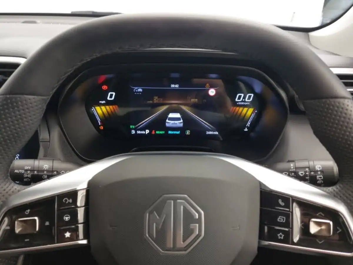 2025-mg-zs-suv-15-trophy-big-18