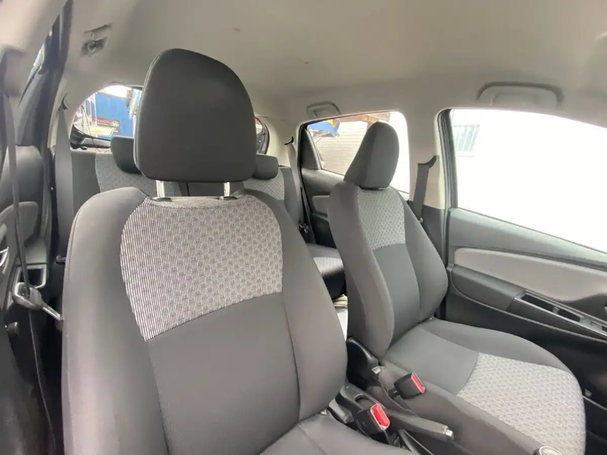 2015-toyota-yaris-133-icon-vvt-i-5d-big-13