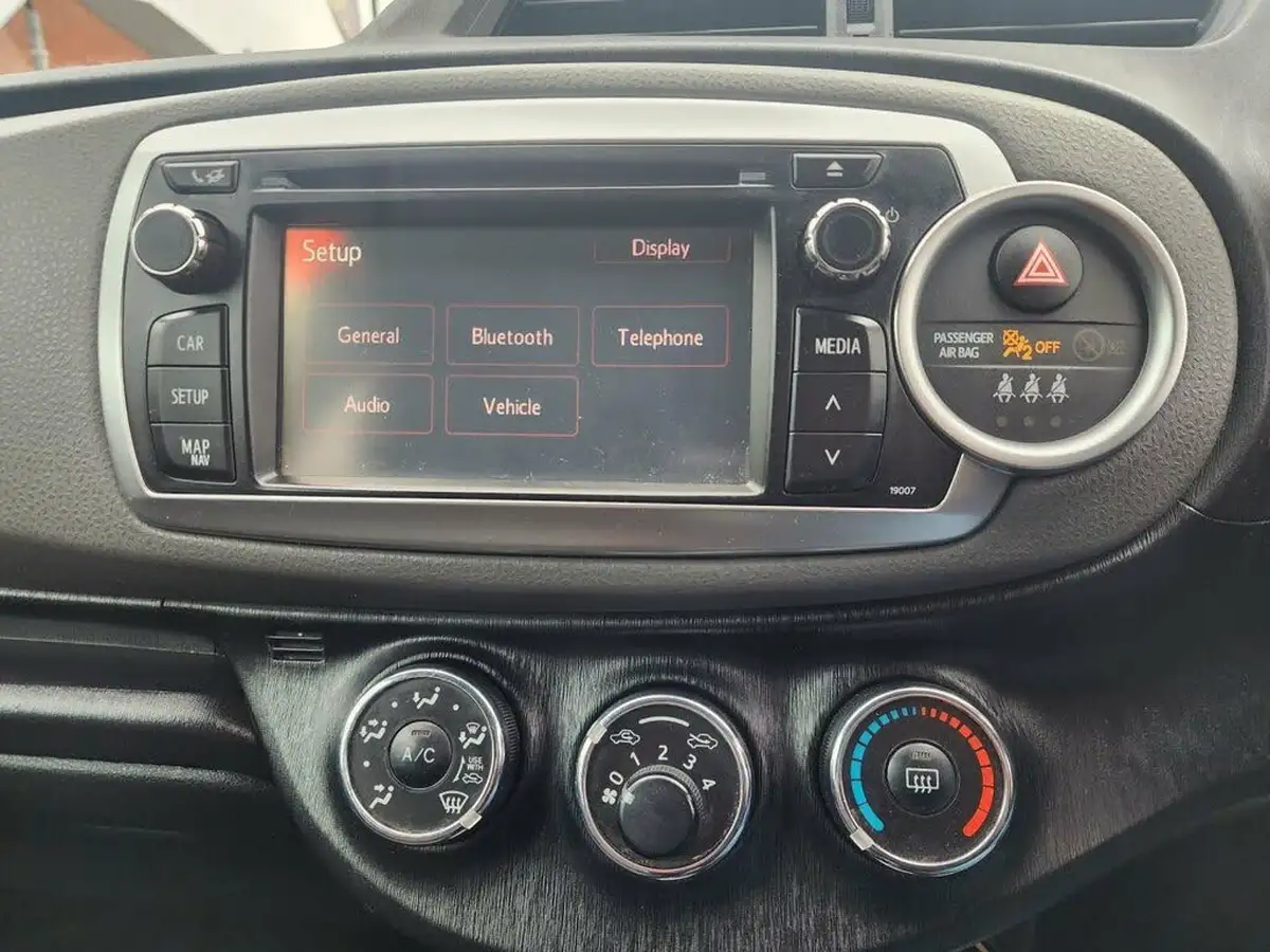 2012-toyota-yaris-133-trend-5d-big-19