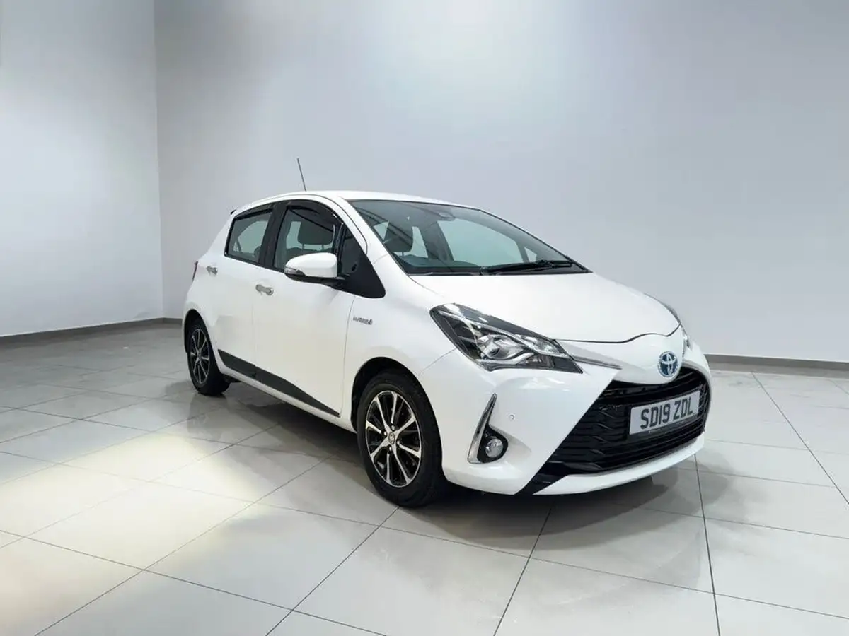 2019-toyota-yaris-15-vvt-i-icon-tech-hybrid-big-0