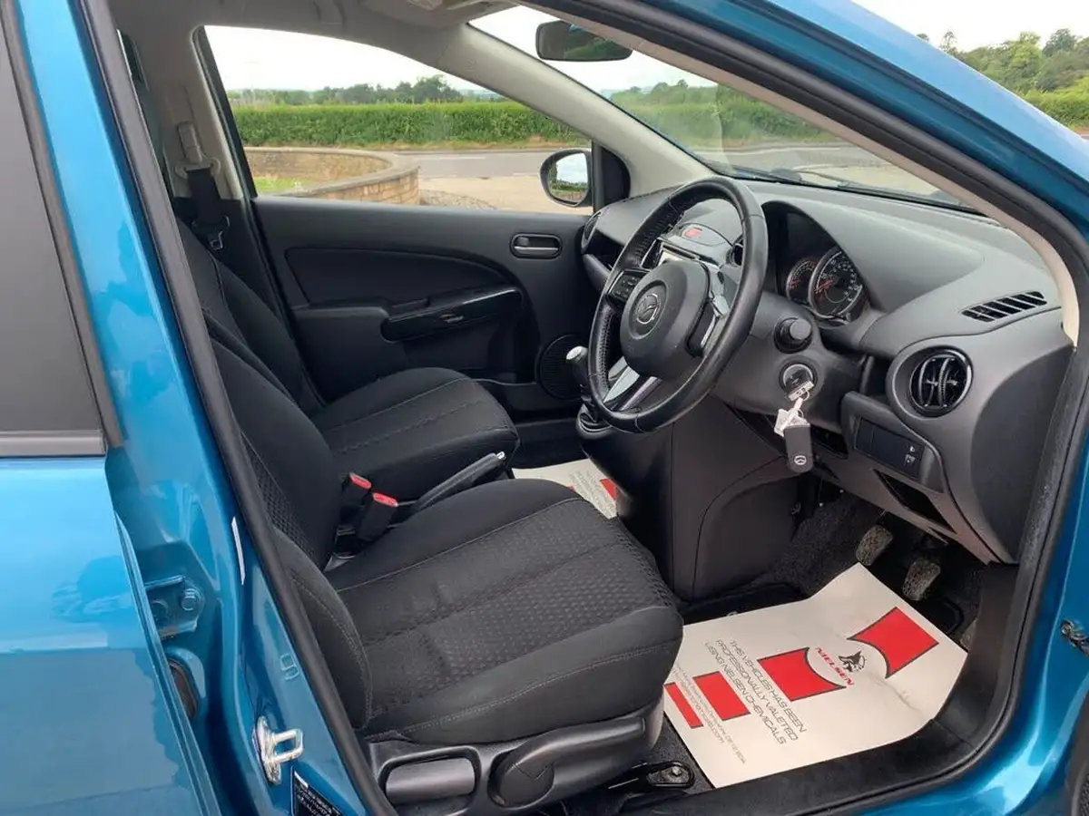 2014-mazda-mazda2-13-sport-venture-big-8