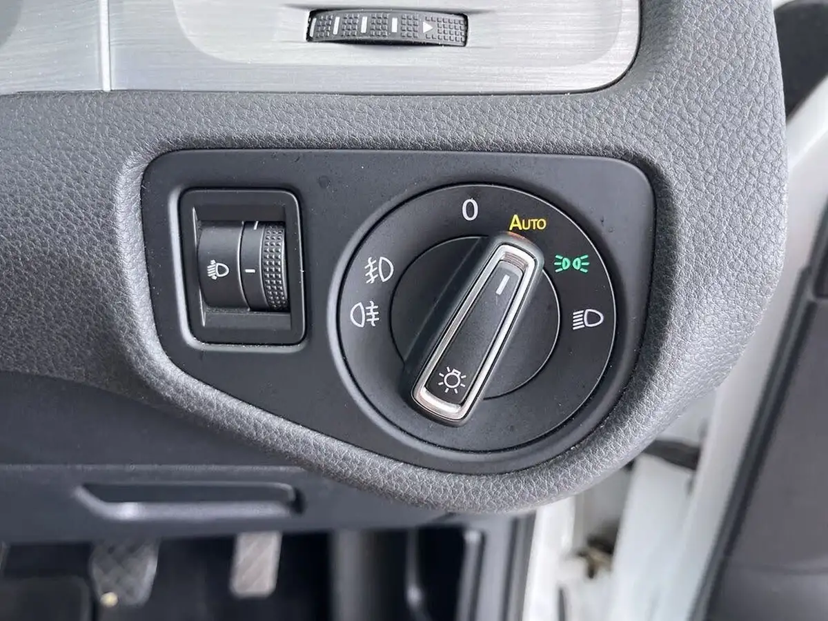 2015-volkswagen-golf-14-tsi-match-5d-big-47