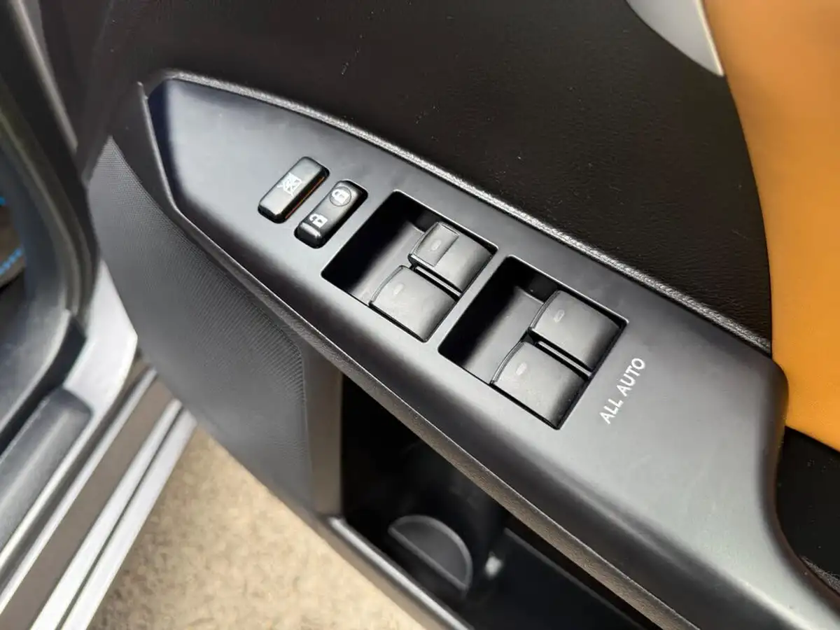 2013-lexus-ct-200h-18-advance-big-41