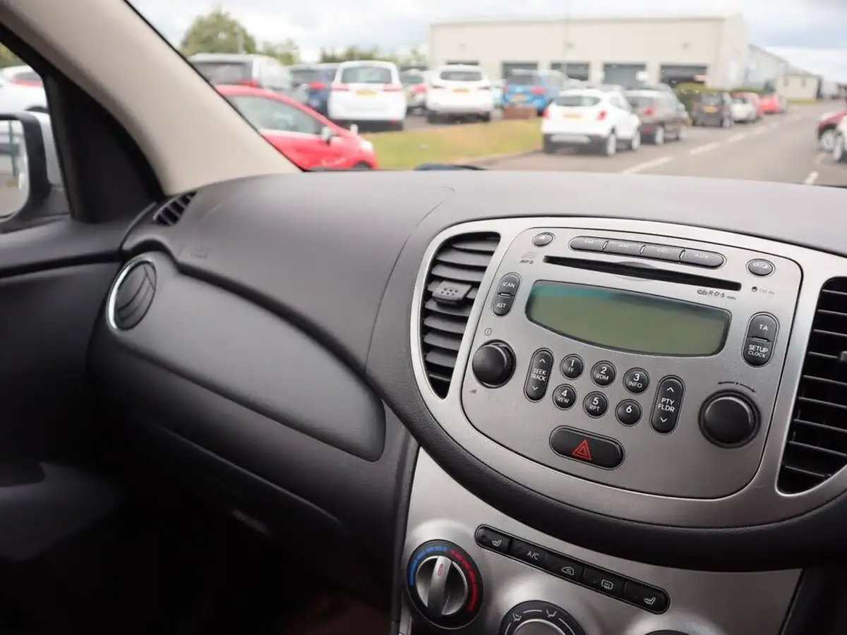 2012-hyundai-i10-12-style-85bhp-big-32