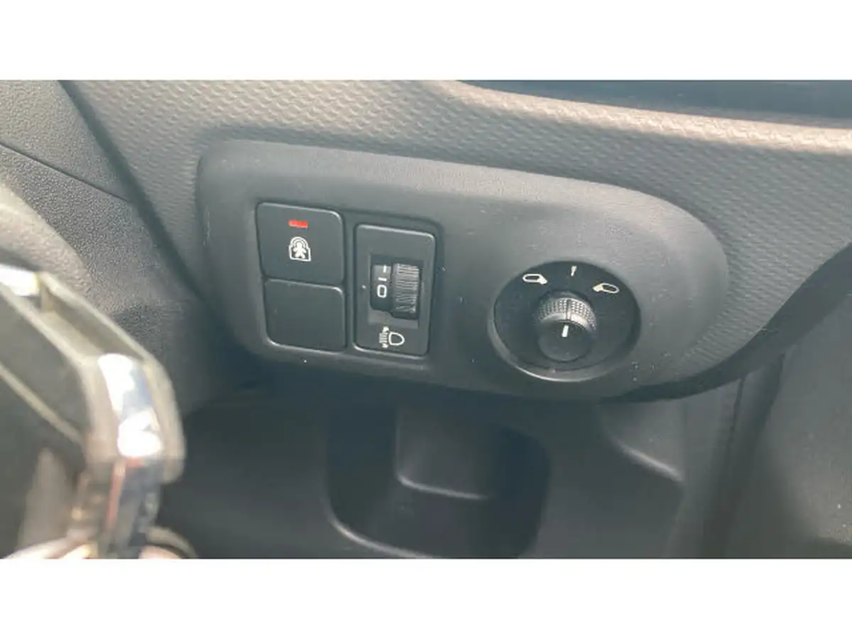 2016-citroen-c4-cactus-16bluehdi-flair-big-21