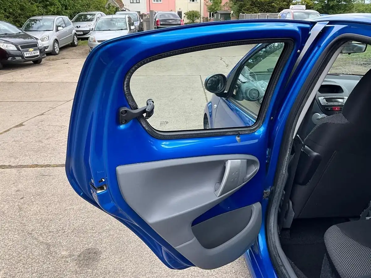 2010-toyota-aygo-10-aygo-blue-vvt-i-5d-big-49