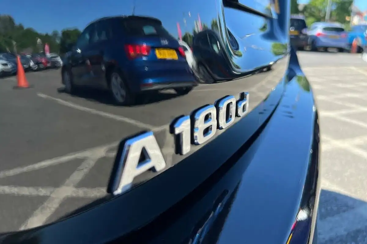 2019-mercedes-benz-a-class-15d-a180d-se-executive-7g-dct-big-21