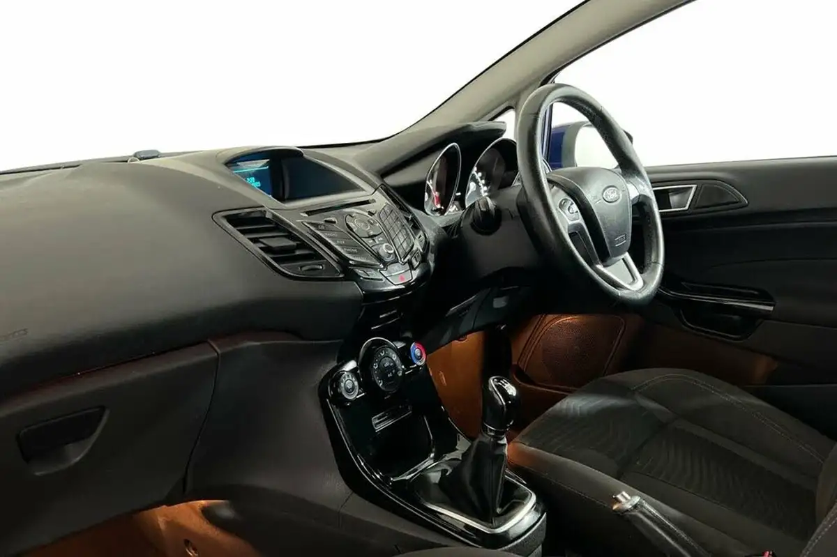 2015-ford-fiesta-125-zetec-5d-big-10