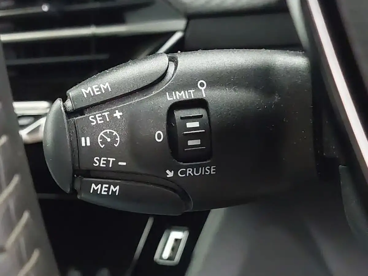 2023-peugeot-208-12-puretech-allure-premium-100ps-big-15