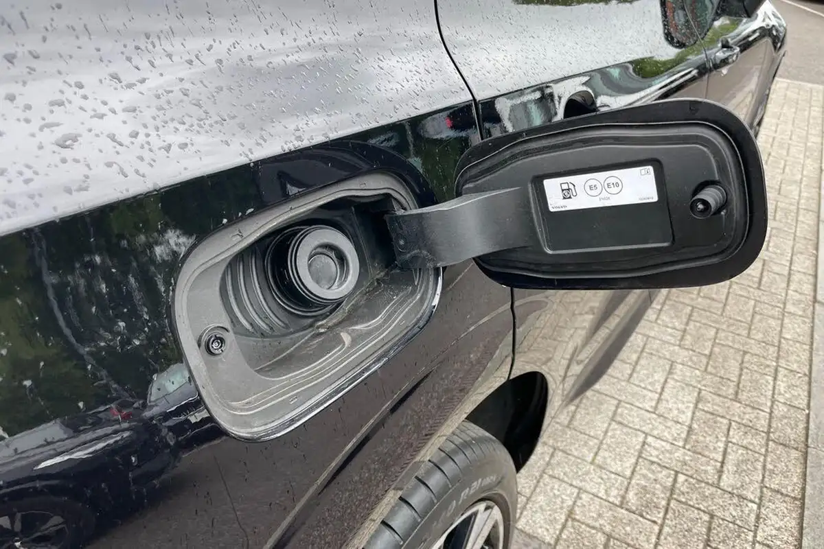 2021-volvo-xc60-20-b5-r-design-pro-awd-big-17