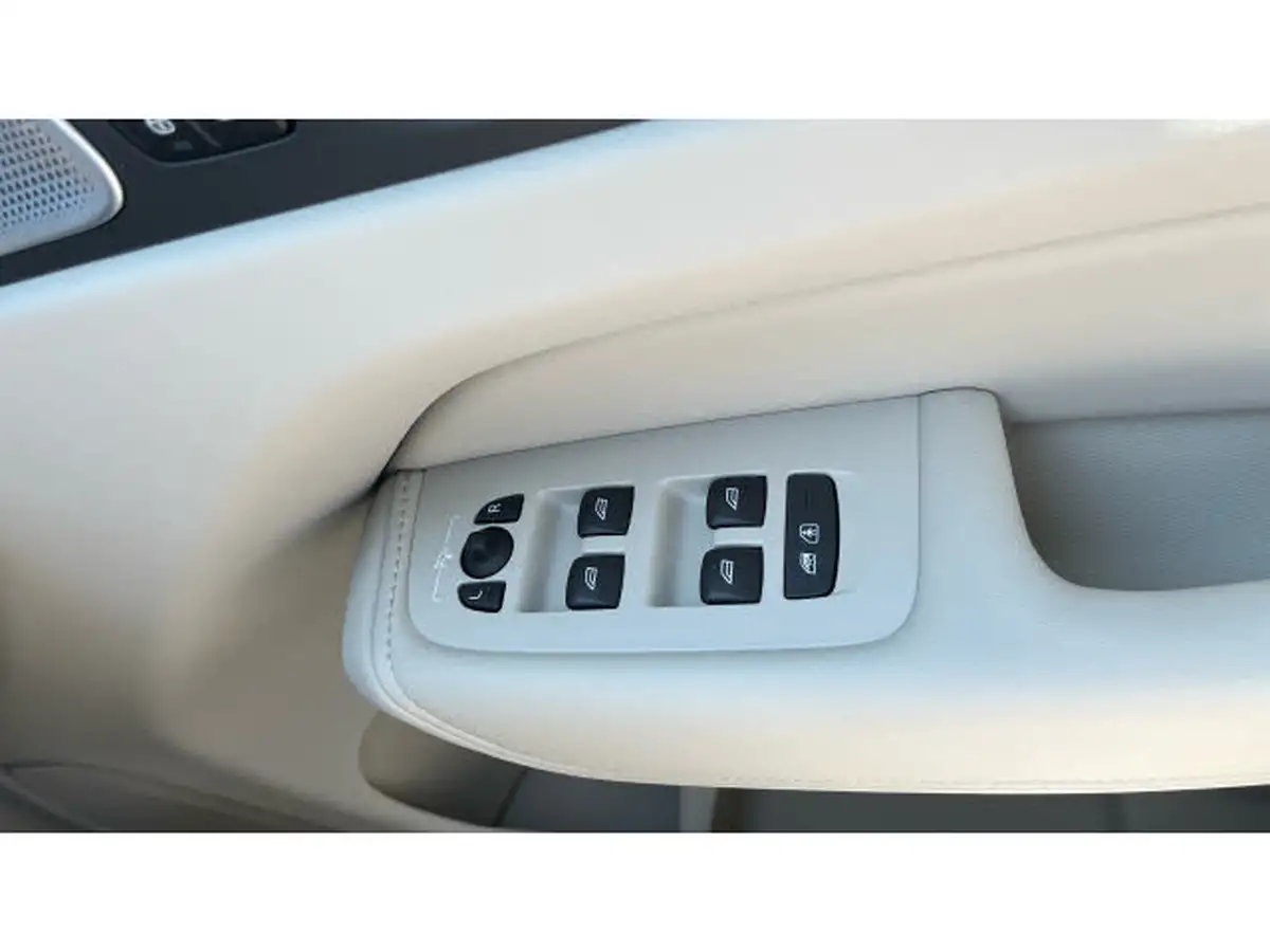 2024-volvo-xc60-20-t8-ultra-dark-big-27