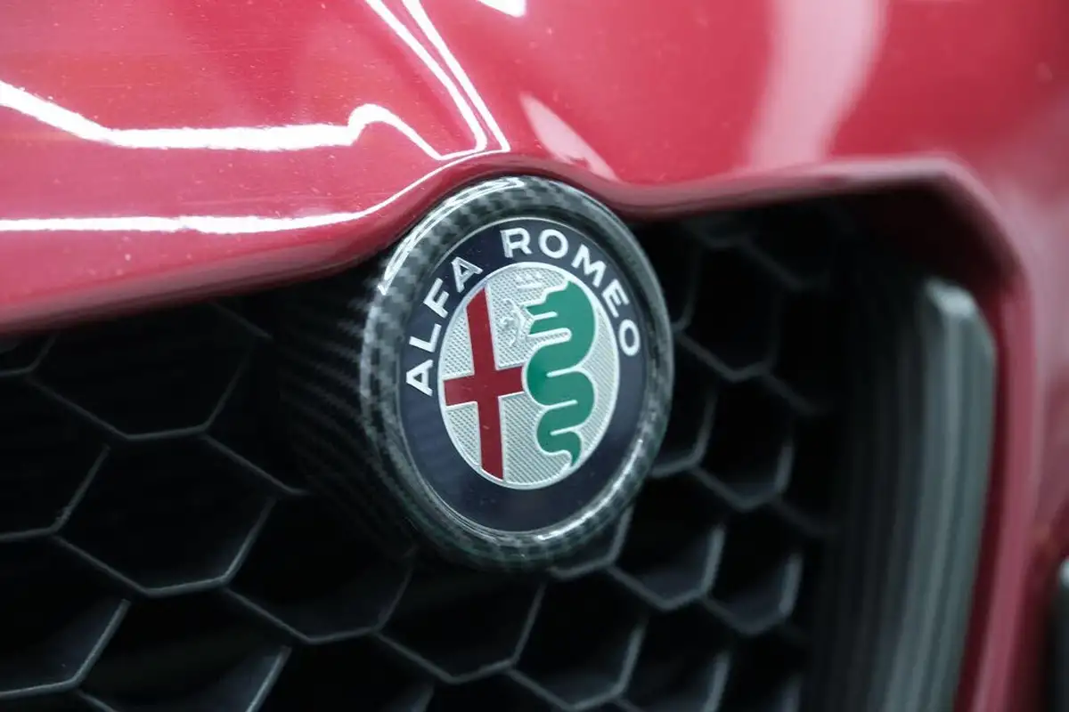 2017-alfa-romeo-giulia-20-veloce-big-36