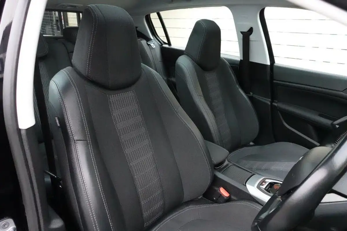 2019-peugeot-308-12-puretech-allure-110bhp-big-21