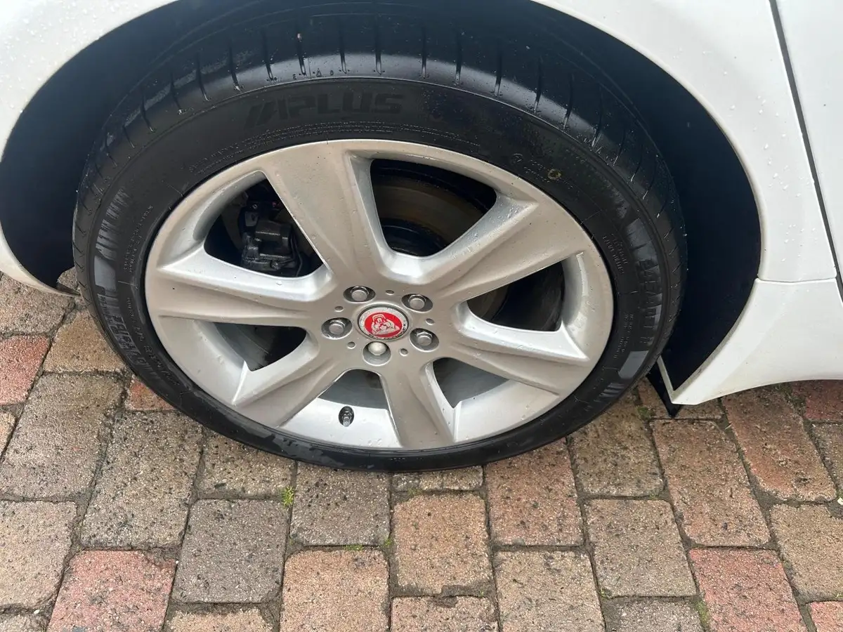 2015-jaguar-xe-20td-portfolio-180ps-auto-big-4