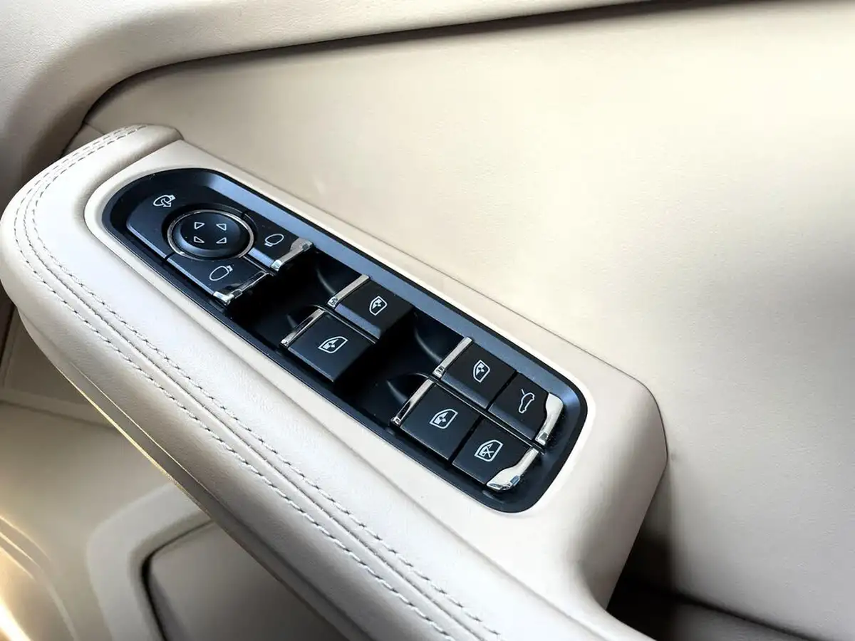 2021-porsche-macan-30-s-big-37