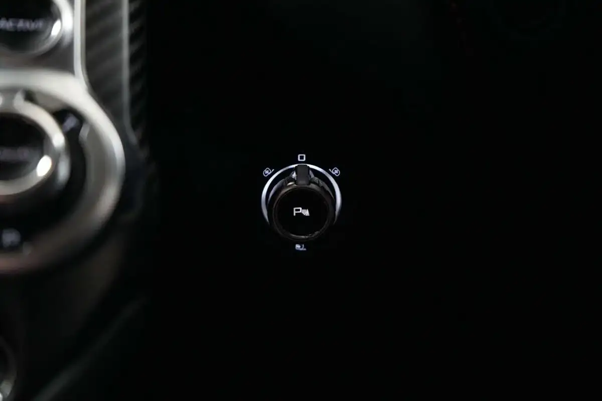 2019-mclaren-720s-40-luxury-big-35