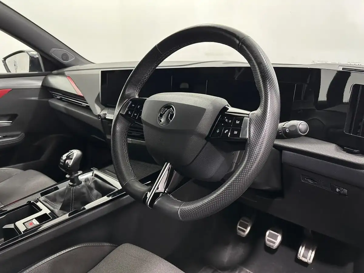 2022-vauxhall-astra-12-turbo-gs-line-hatchback-big-9