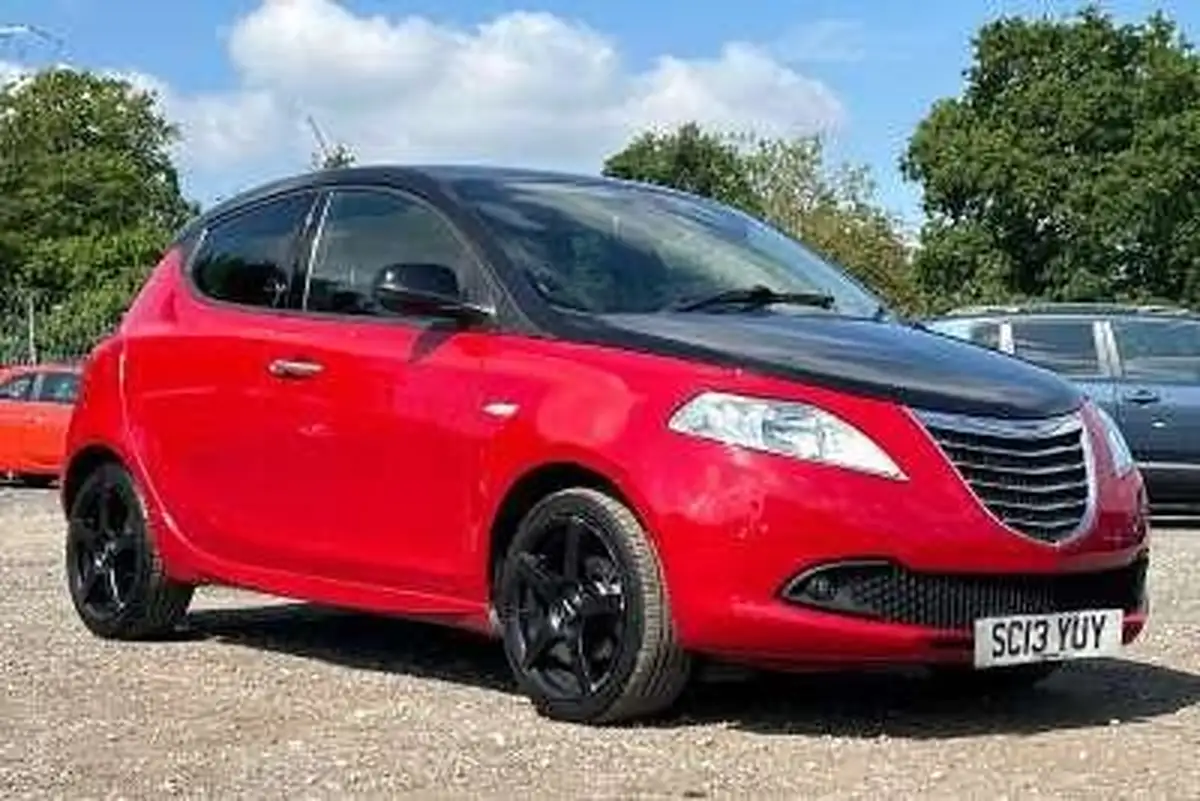 2013-chrysler-ypsilon-12-blackred-big-0