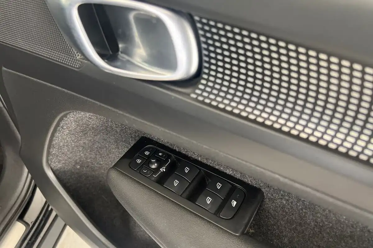 2022-volvo-xc40-15-t3-r-design-auto-big-22