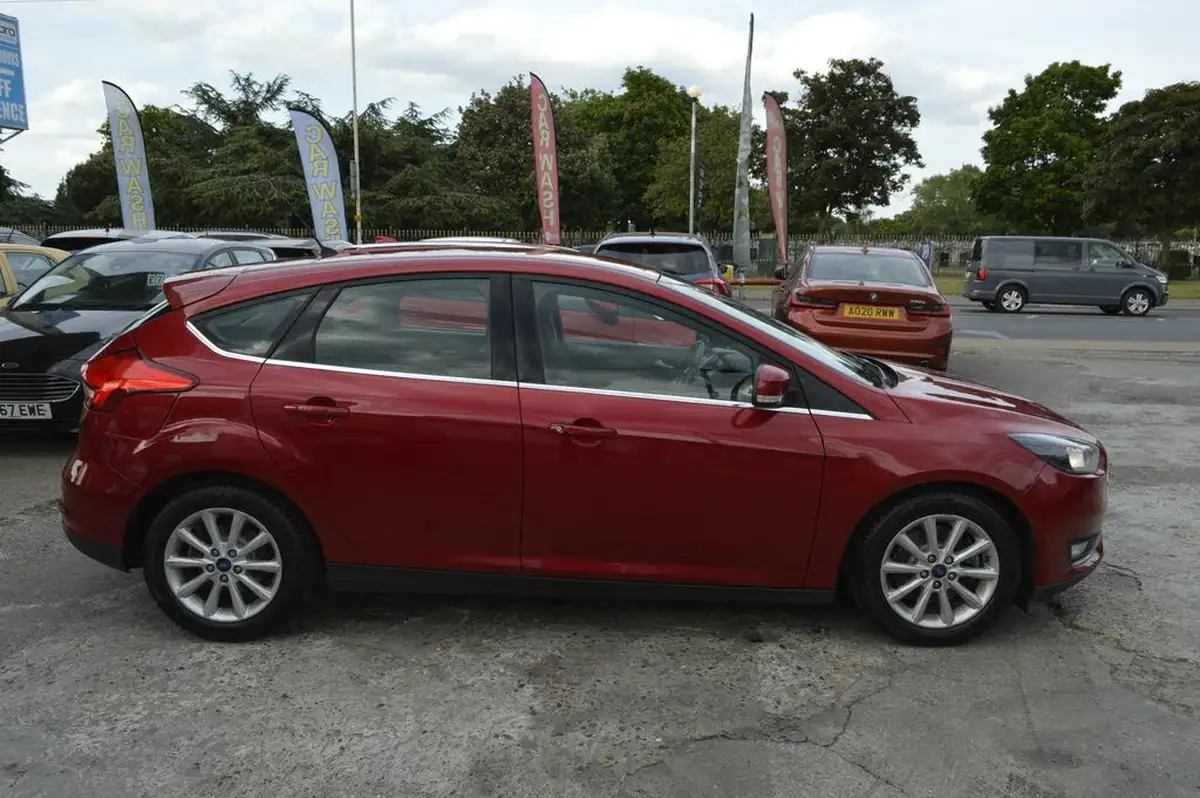 2017-ford-focus-15t-titanium-hatchback-auto-big-5