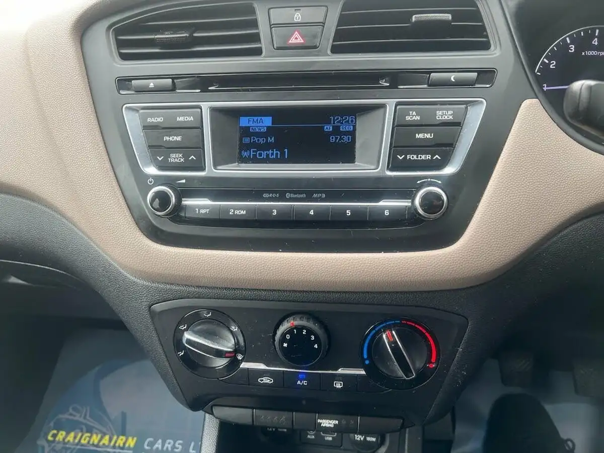 2015-hyundai-i20-12-se-hatchback-5d-big-6