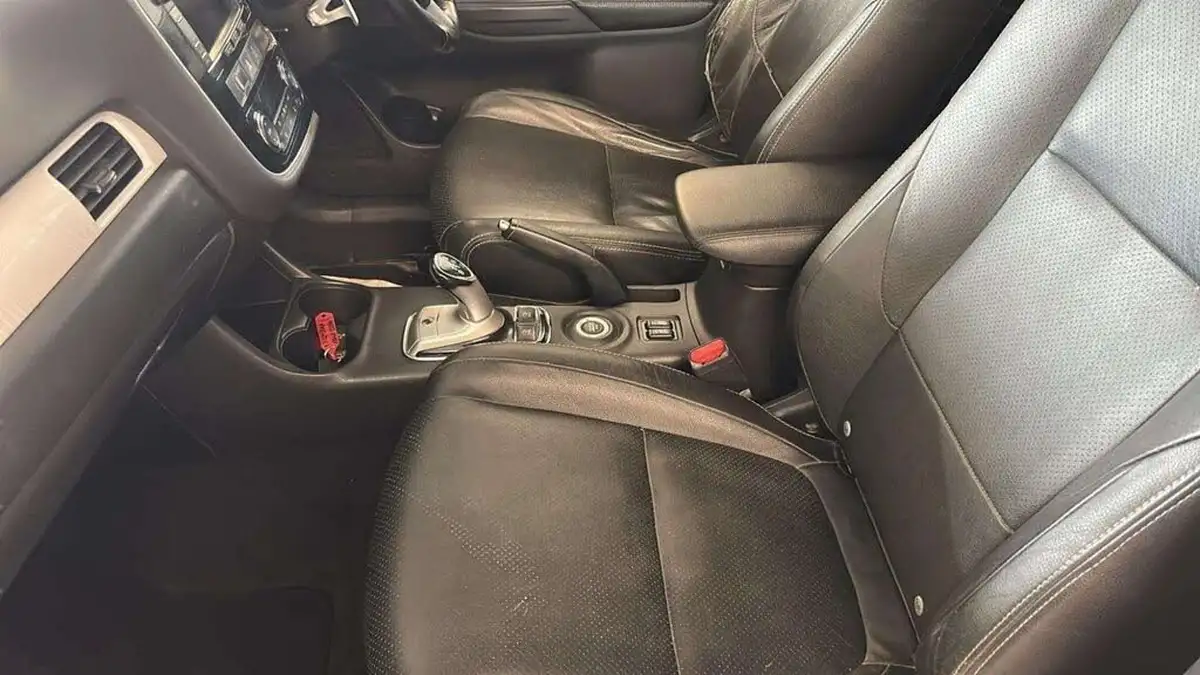 2015-mitsubishi-outlander-20-gx4h-phev-big-42