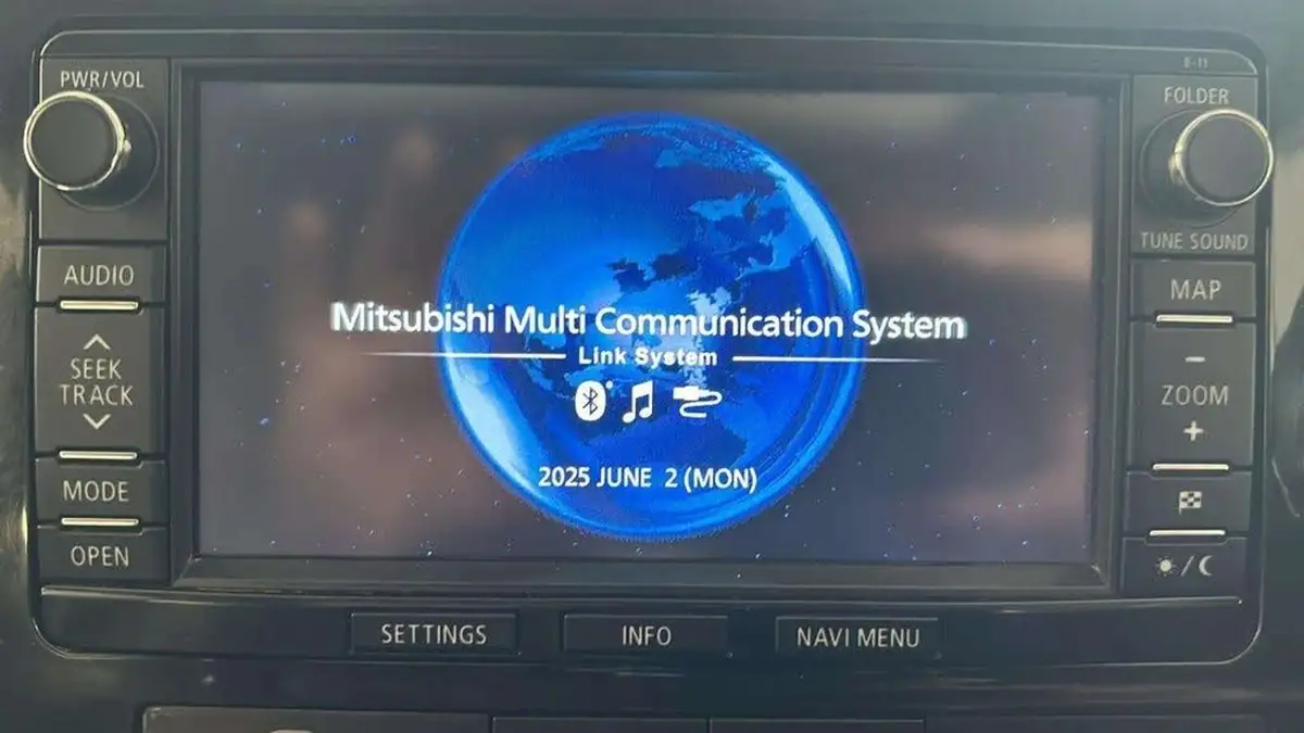2015-mitsubishi-outlander-20-gx4h-phev-big-46
