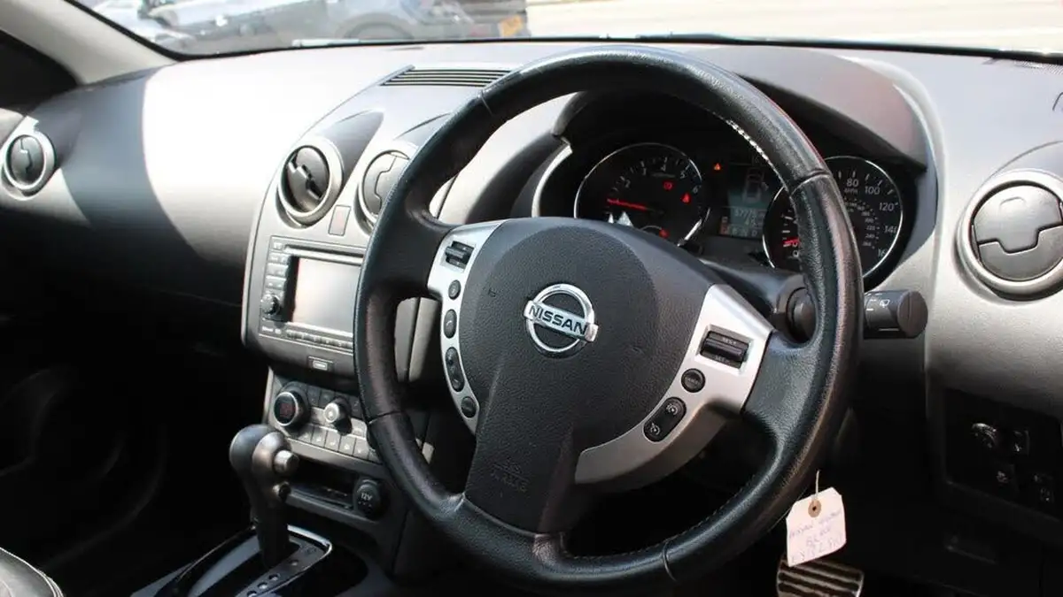 2013-nissan-qashqai-16-360-cvt-big-12
